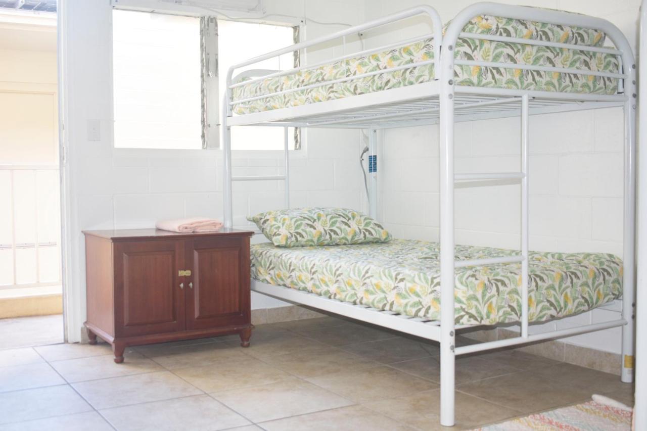 Waikiki Beachside Hostel Хонолулу Екстериор снимка