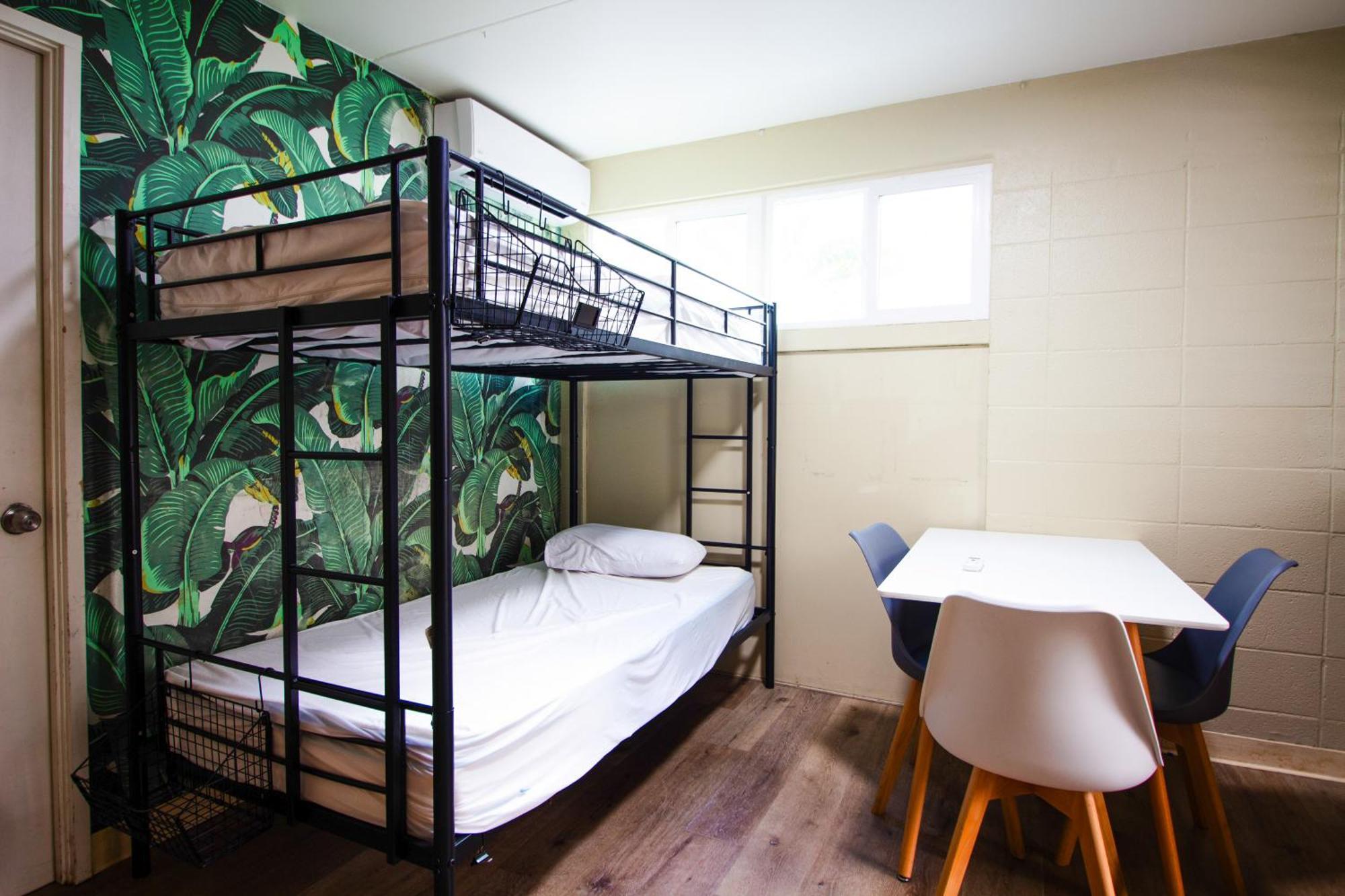 Waikiki Beachside Hostel Хонолулу Екстериор снимка
