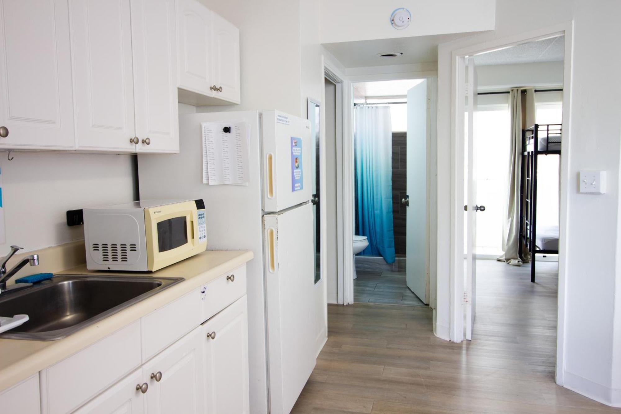 Waikiki Beachside Hostel Хонолулу Екстериор снимка