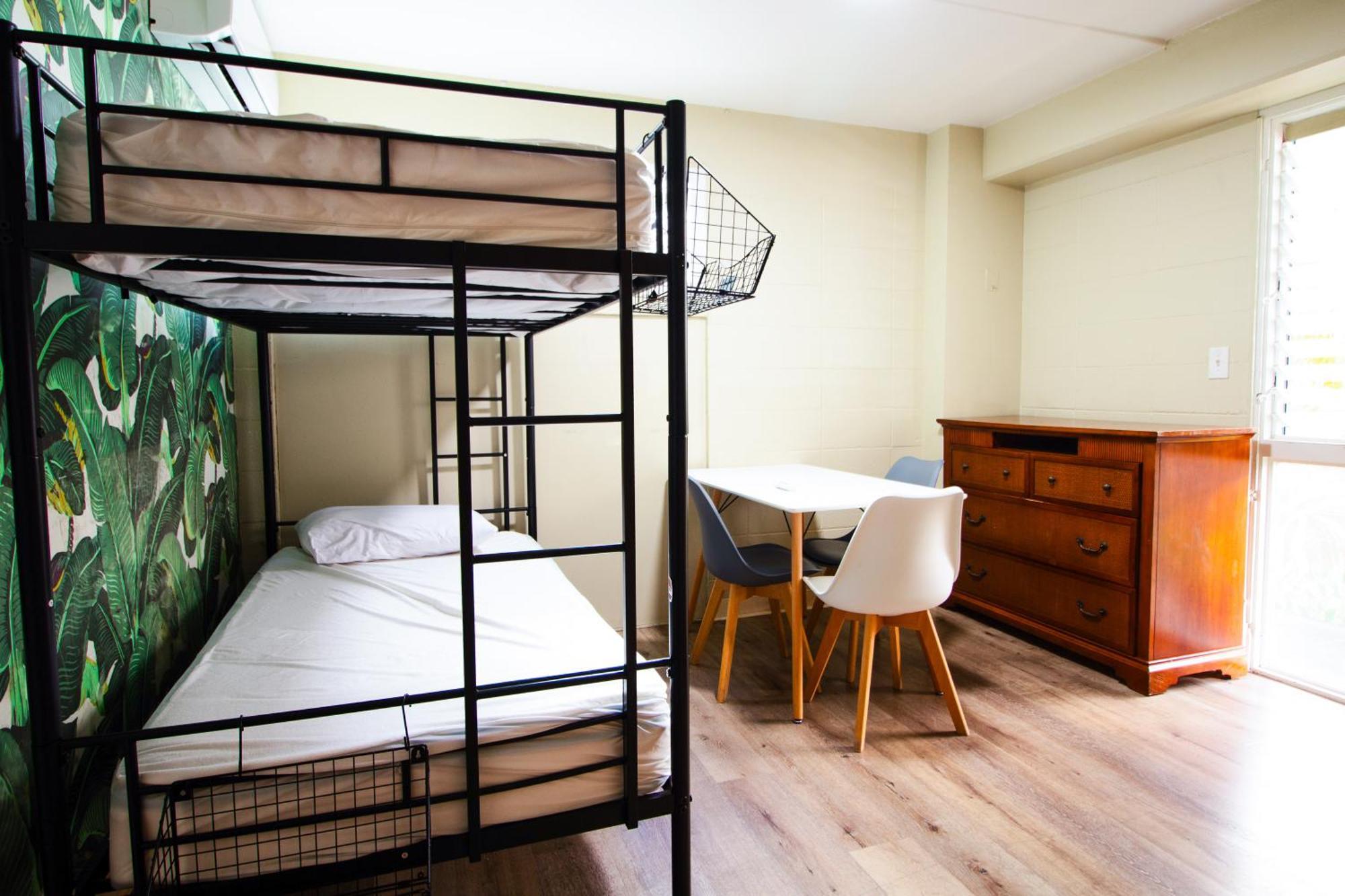 Waikiki Beachside Hostel Хонолулу Екстериор снимка