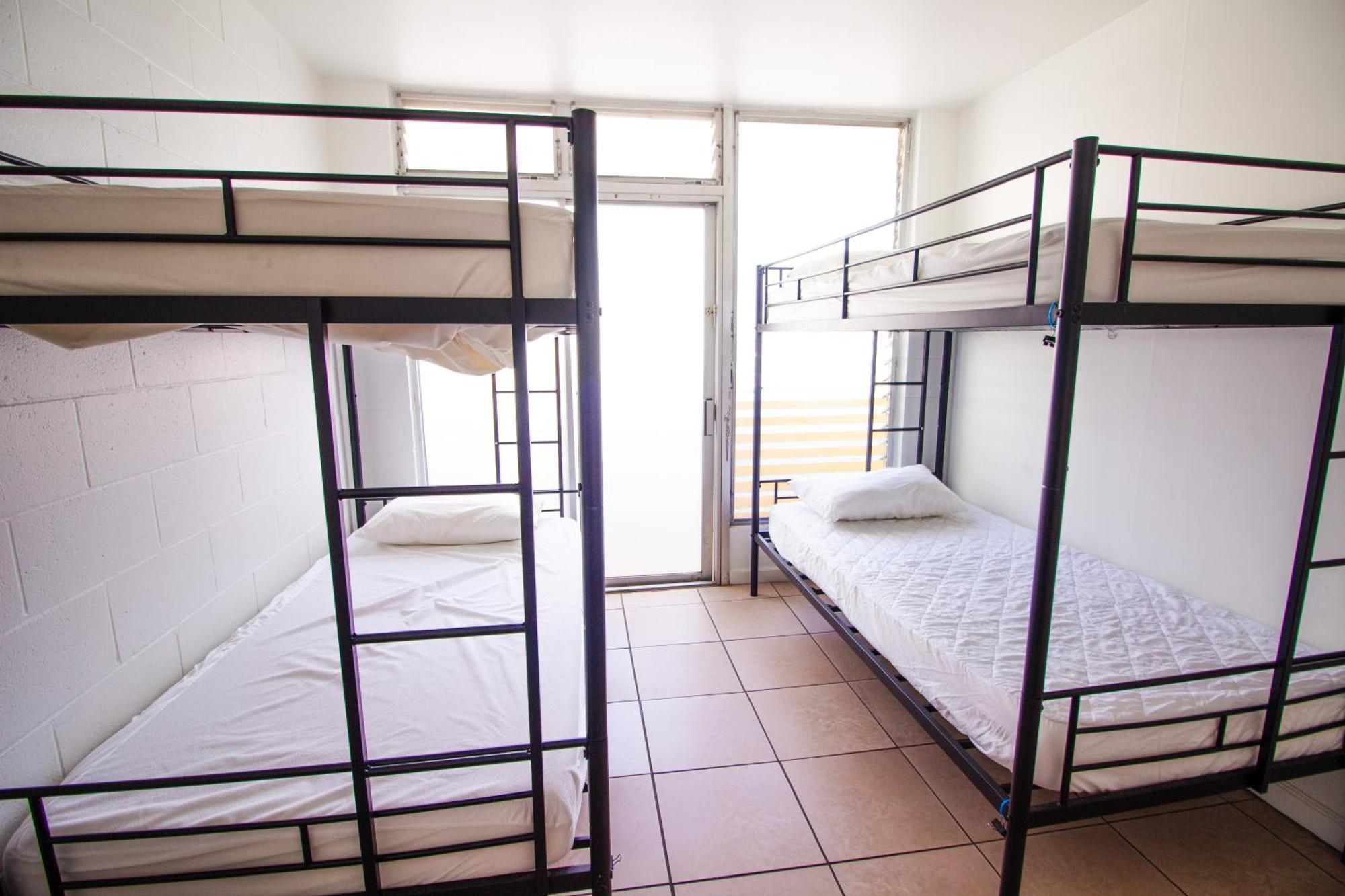 Waikiki Beachside Hostel Хонолулу Екстериор снимка