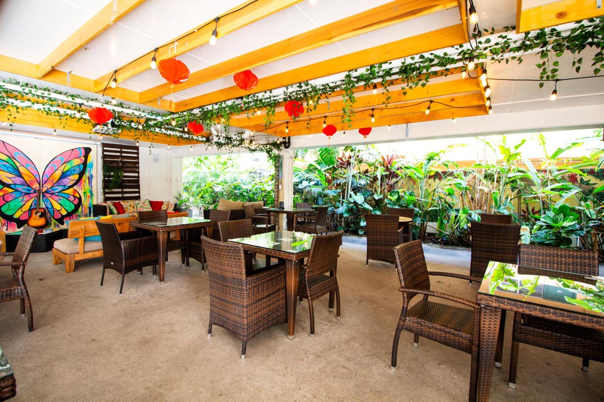 Waikiki Beachside Hostel Хонолулу Екстериор снимка
