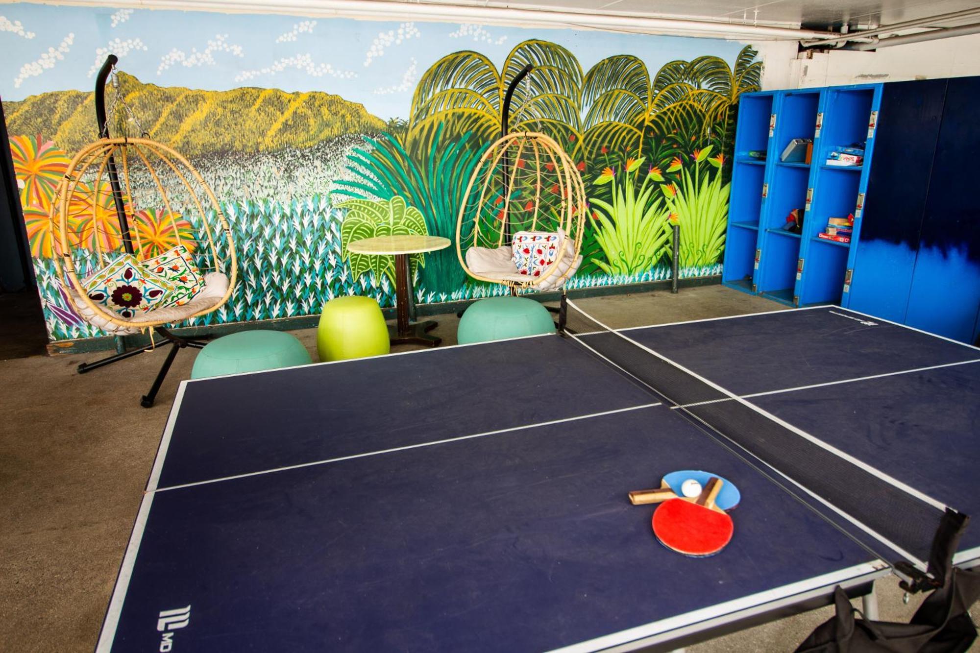 Waikiki Beachside Hostel Хонолулу Екстериор снимка