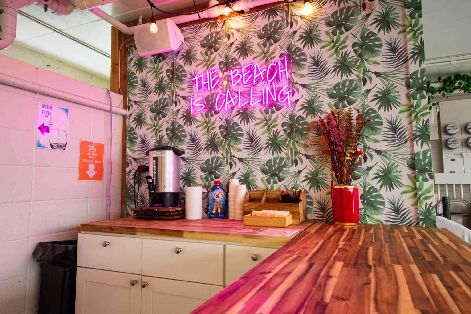 Waikiki Beachside Hostel Хонолулу Екстериор снимка