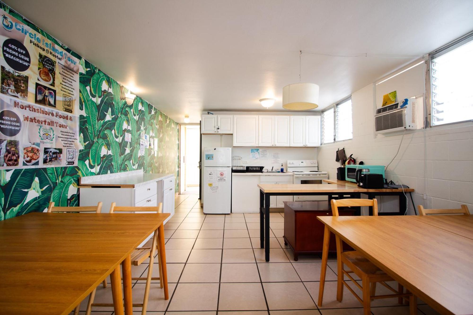 Waikiki Beachside Hostel Хонолулу Екстериор снимка