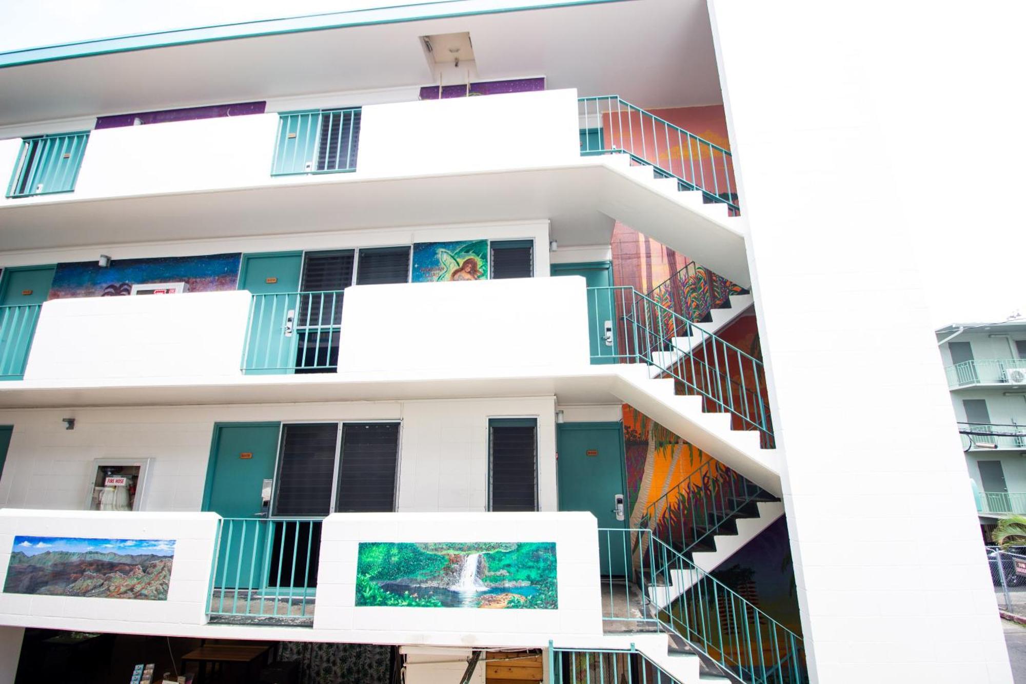 Waikiki Beachside Hostel Хонолулу Екстериор снимка