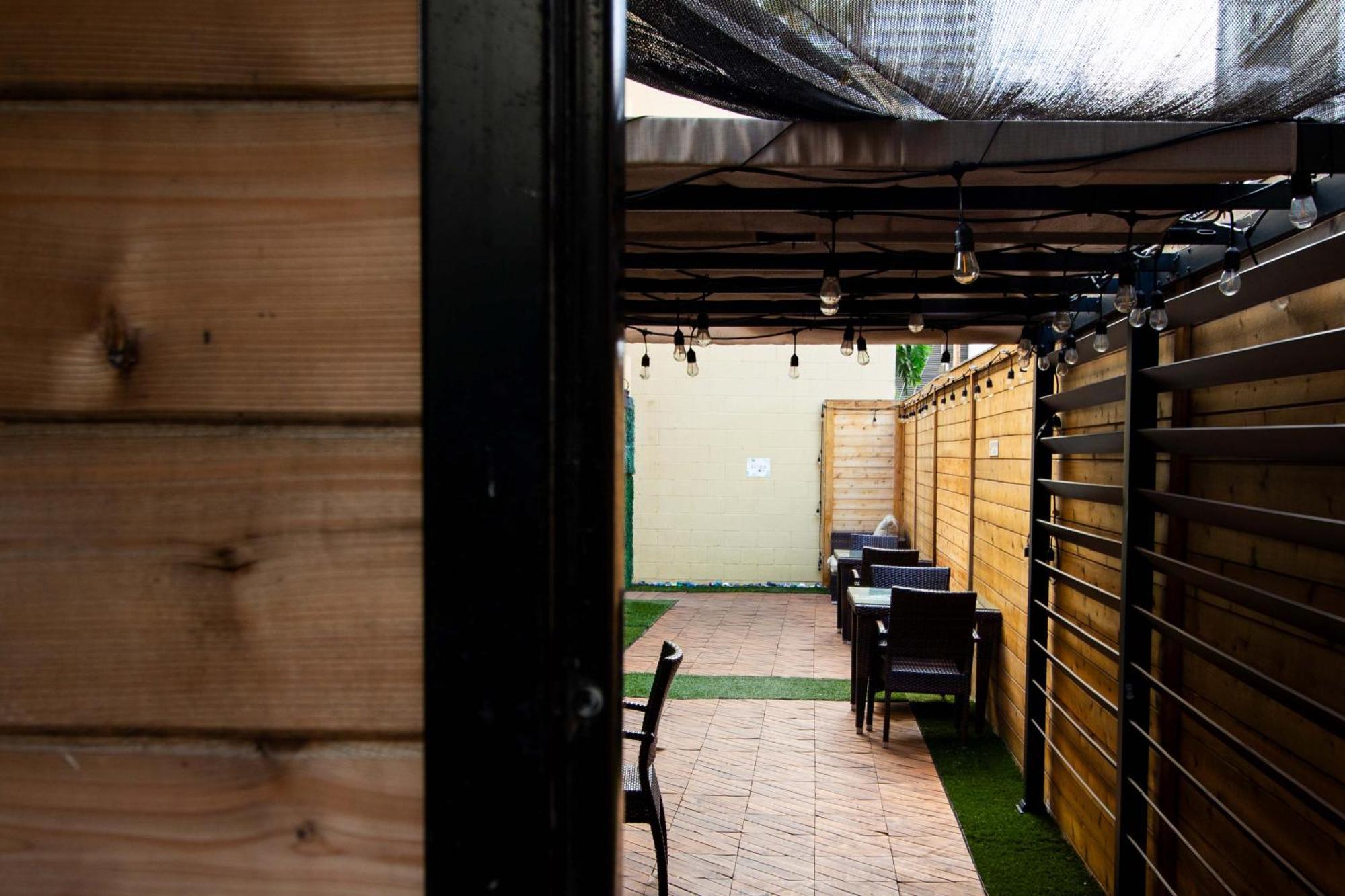 Waikiki Beachside Hostel Хонолулу Екстериор снимка